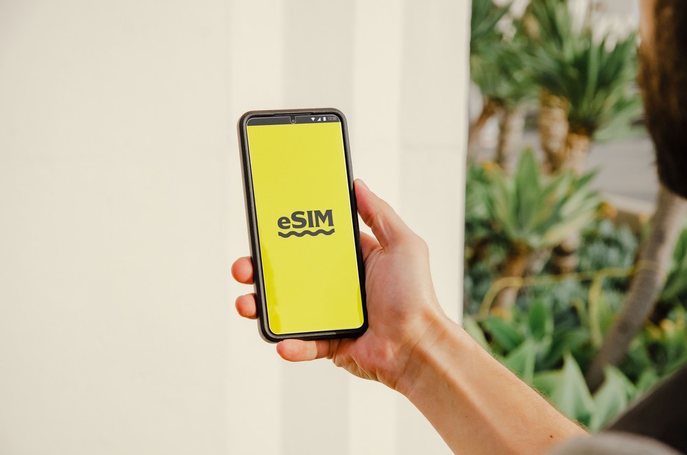 une personne configure sa nouvelle carte SIM sur son téléphone