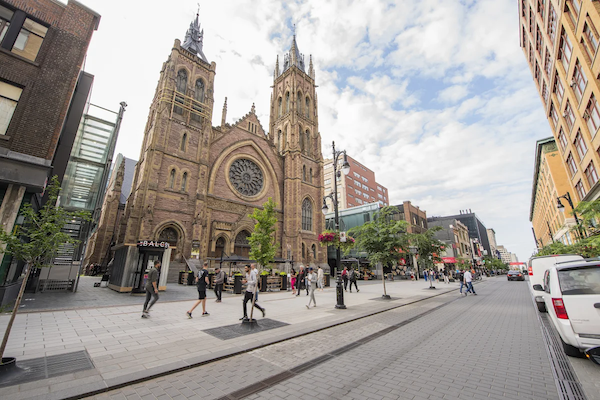 rue animée du centre-ville de Montréal en été