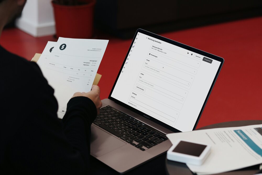 une personne prépare son dossier de location avec des documents