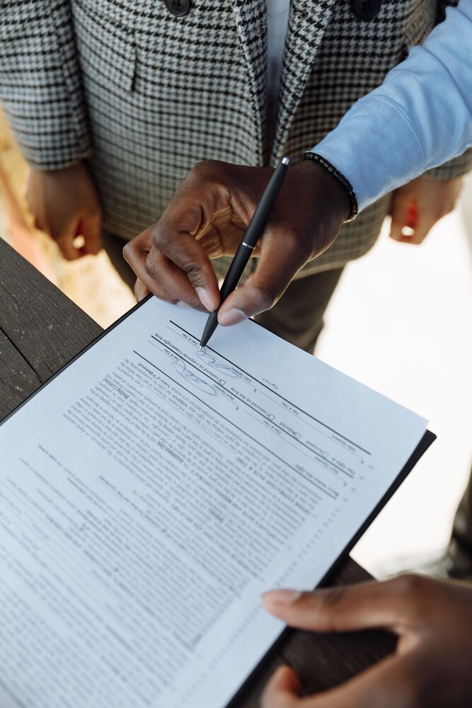 un contrat de bail posé sur une table avec un stylo
