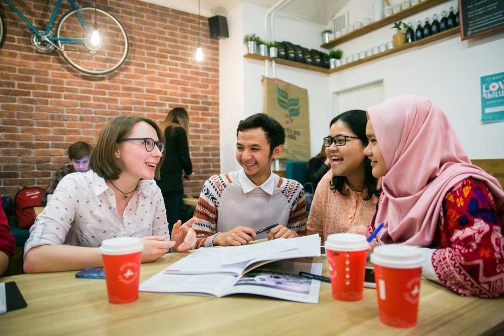 un groupe d’étudiants internationaux échange autour d’un café