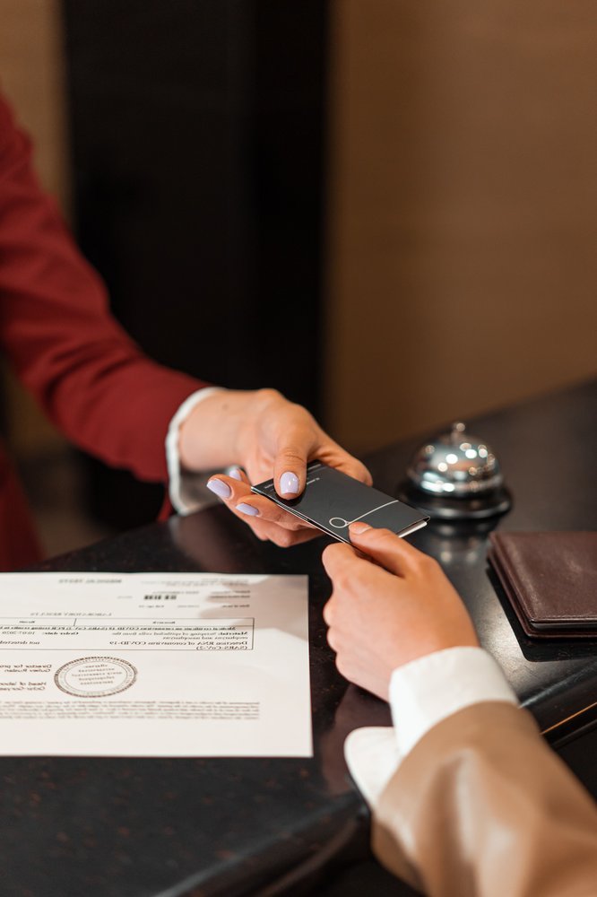 Réceptionniste d’hôtel accueillant des clients à la réception