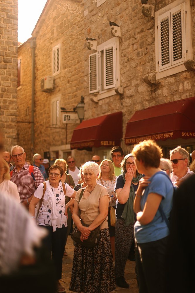 Guide touristique menant un groupe dans le Vieux-Québec